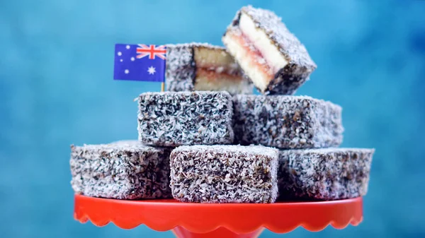 Kultowego tradycyjne australijskiej partii żywności, Lamington — Zdjęcie stockowe