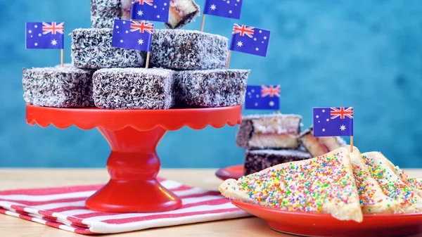 Kultowego tradycyjne australijskiej partii żywności, Lamington ciasta i chleb bajki — Zdjęcie stockowe