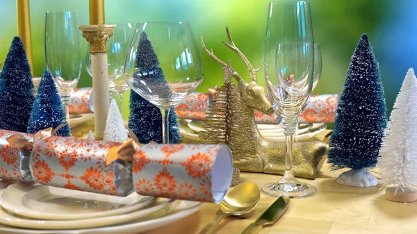 Mesa de almuerzo navideño festivo en oro moderno, cobre y tema blanco —  Fotos de Stock