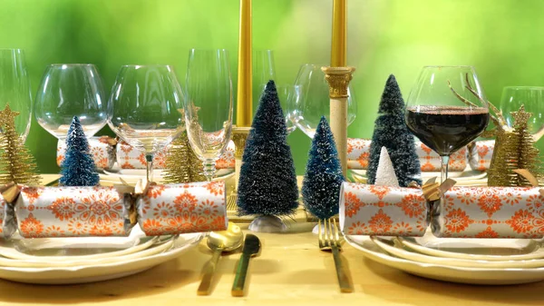 Tavolo da pranzo natalizio in oro moderno, rame e tema bianco — Foto Stock