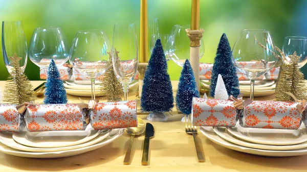 Mesa de almoço festiva de Natal em ouro moderno, cobre e tema branco — Fotografia de Stock