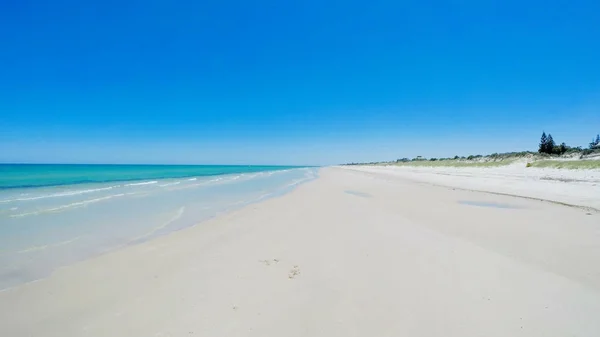 Drone Flygfoto över vidöppen vit sandstrand — Stockfoto