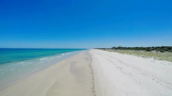 Drone vista aérea de amplia playa de arena blanca abierta —  Fotos de Stock