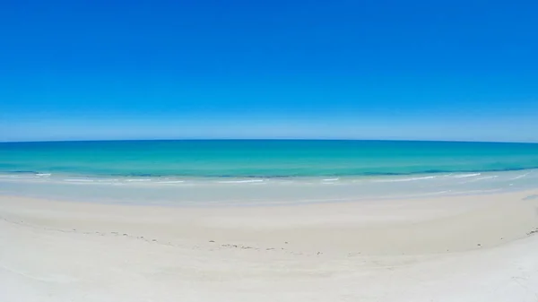 Drone a légi felvétel a tárva-nyitva, fehér homokos strand, — Stock Fotó