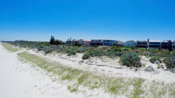 Geniş açık beyaz kumlu plaj dron havadan görünümü — Stok fotoğraf