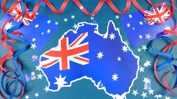 Feliz Día de Australia por encima de la cama plana con serpentinas de fiesta y bandera —  Fotos de Stock