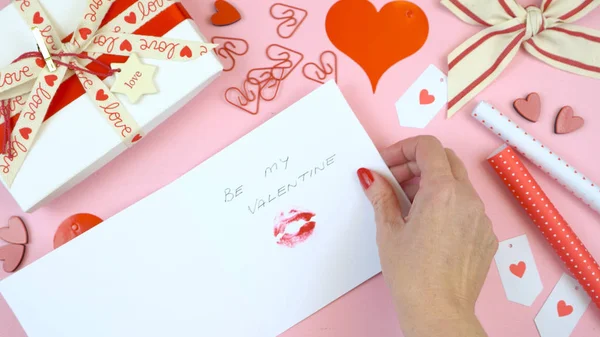 Šťastný Valentines den režie byt leželo psaní kartu. — Stock fotografie