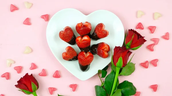 Glad Alla hjärtans dag overhead låg platt med hjärtformade jordgubbar — Stockfoto