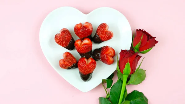 Glücklicher Valentinstag über Kopf flach lag mit herzförmigen Erdbeeren — Stockfoto