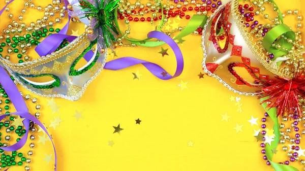 Fondo superior Mardi Gras con coloridas máscaras y perlas —  Fotos de Stock