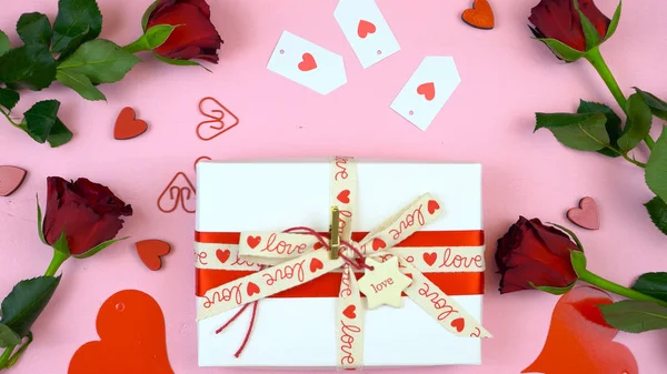 Happy Valentines Day overhead leggen plat met cadeau. — Stockfoto