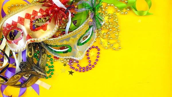 Fondo superior Mardi Gras con coloridas máscaras y perlas —  Fotos de Stock