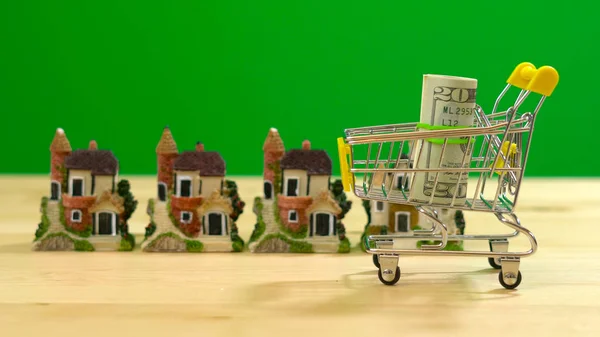 Kiskereskedelmi ingatlan vásárlás ház koncepció miniatűr bevásárló kosár — Stock Fotó