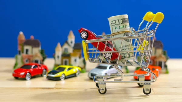 Vásárolni házakat és autókat koncepció miniatűr bevásárló kosár — Stock Fotó