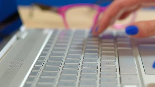 Detailní záběr Zenske ruce psaní na moderní Pc klávesnice, mělké Dof. — Stock fotografie