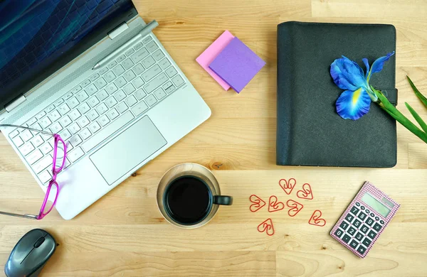 Schreibtisch mit modernem Touchscreen-PC und Terminplaner — Stockfoto