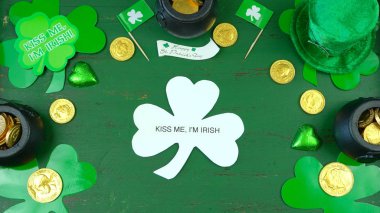 Rustik yeşil zemin üzerine süslemeleri ile St Patricks Günü cin şapka.