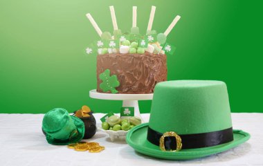 St Patricks günü parti tablo ile çikolatalı kek, cüce şapkası ve Lens Flare.