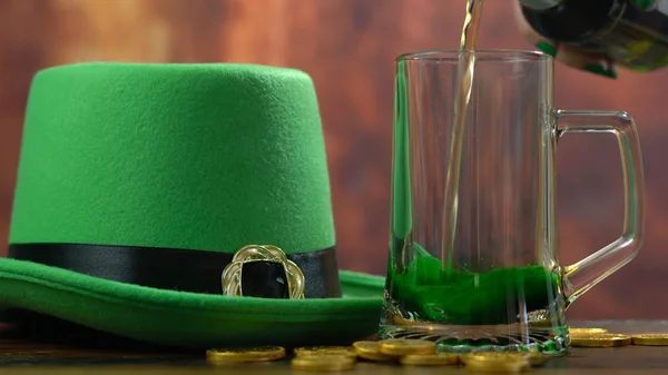 St Patricks günü yeşil cüce şapkası yeşil bira döküyor — Stok fotoğraf