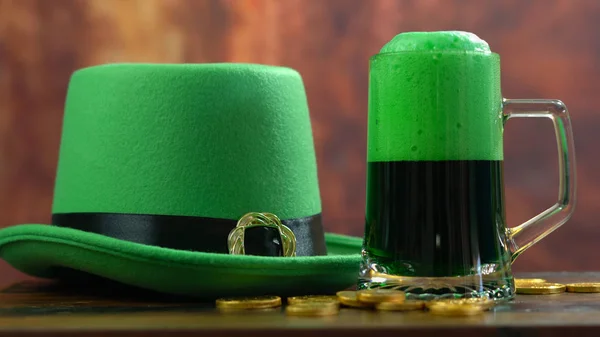 Día de San Patricio vertiendo cerveza verde con sombrero de duende verde — Foto de Stock