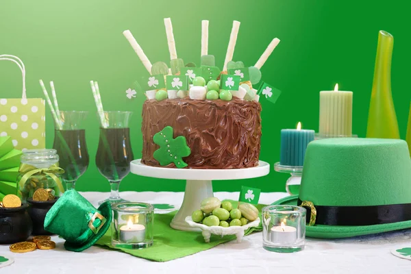 St Patricks Day Party tafel met chocolade Cake, Leprechaun hoed en Lens Flare. — Stockfoto