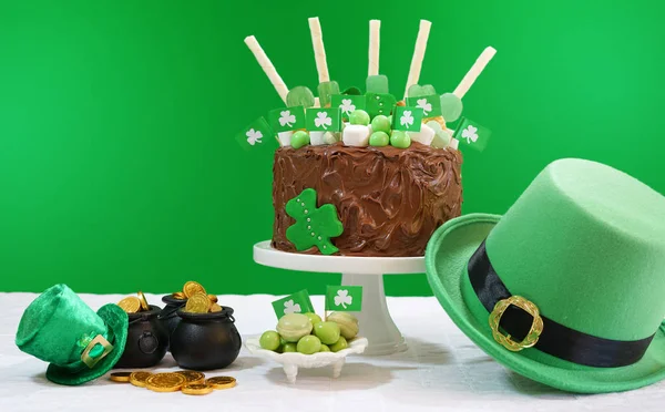 St Patricks Day Party tafel met chocolade Cake, Leprechaun hoed en Lens Flare. — Stockfoto