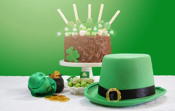 Szent Patrik napi fél tábla csokoládé torta, manó kalap és objektív Flare. — Stock Fotó