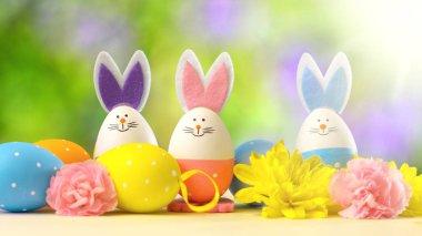 Paskalya tavşanı süsler ve Bahçe arka plan beyaz tablo Easter Eggs