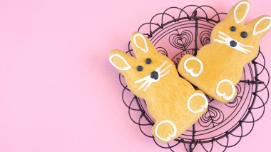 Mutlu Paskalya Paskalya tavşanı Çerezler ve süslemeleri ve kopya alanı ile ek yükü.