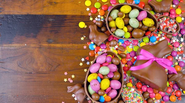 Buona Pasqua in testa con uova di Pasqua al cioccolato e decorazioni e spazio copia . — Foto Stock