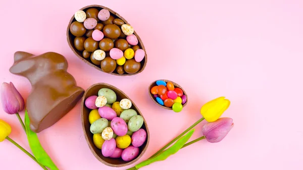 Happy Easter overhead with chocolate Easter eggs and decorations and copy space. — Stock Photo, Image