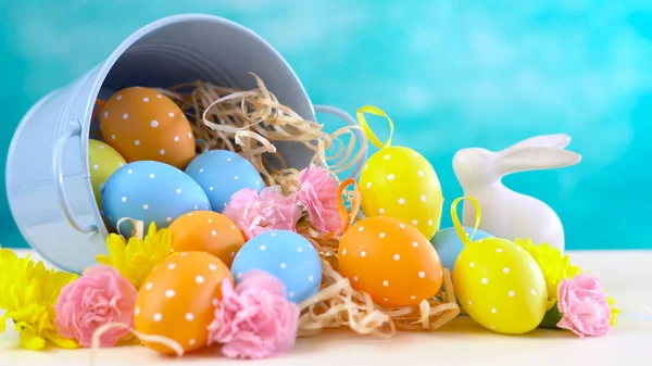 Gelukkig Pasen ornamenten, eieren en Lentebloemen — Stockfoto