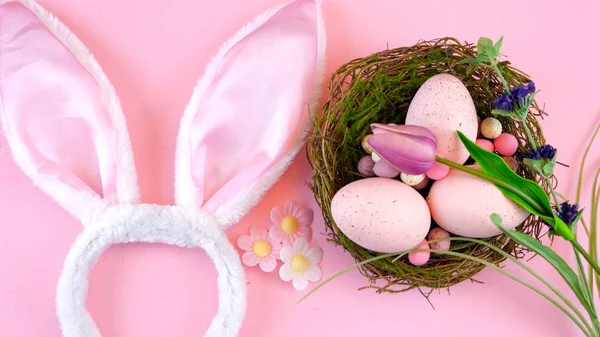 Happy Easter overhead with Easter eggs and decorations — Stock Photo, Image