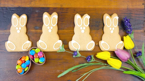 Happy Easter overhead com biscoitos e decorações de coelho da Páscoa — Fotografia de Stock