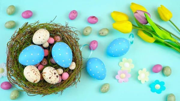 Happy Easter overhead with Easter eggs and decorations — Stock Photo, Image