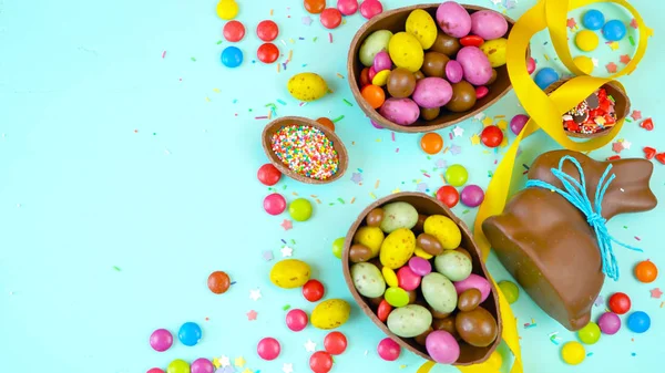 Happy Easter overhead with chocolate Easter eggs and decorations and copy space. — Stock Photo, Image