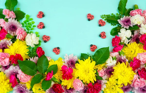 Easter springtime overhead flat lay display of fresh flowers — Stock Photo, Image