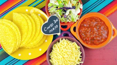 Cinco de Mayo parlak renkli parti ile tacos hazırlamak için malzemeler.