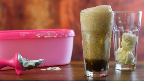 Preparing black cow cola ice cream soda floats — Stock Photo, Image