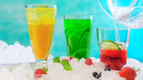 Préparation des boissons Spritzer d'été avec des fruits frais avec de l'eau minérale pétillante . — Photo