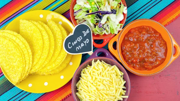 Cinco de Mayo ljusa färgglada fest med ingredienser för montering tacos. — Stockfoto