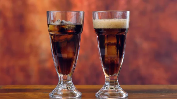Наливание безалкогольного напитка кола на лёд в высокие бокалы кафе . — стоковое фото