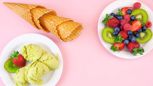 Matcha yeşil çay dondurma waffle koniler ve taze meyve yükü düz ile yatıyordu. — Stok fotoğraf