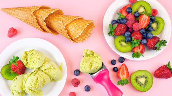 Matcha yeşil çay dondurma waffle koniler ve taze meyve yükü düz ile yatıyordu. — Stok fotoğraf