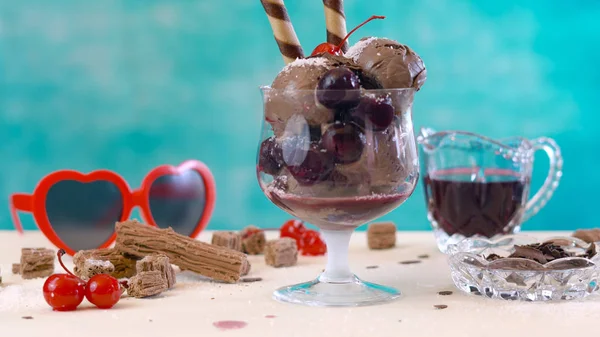 Gourmet chocolade kersen en kokos ijs sundae. — Stockfoto