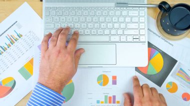 Grafikler ve modern dokunmatik ekran bilgisayar çalışma işadamı muhasebeci.