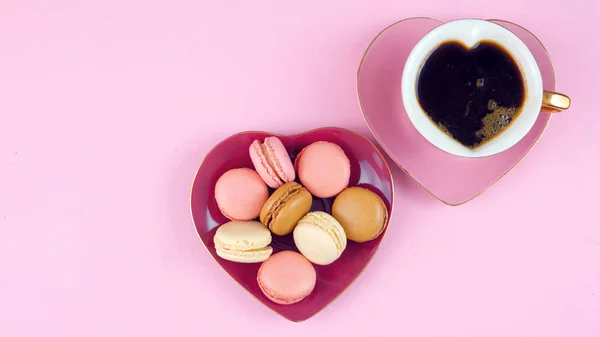 Matek den kávu a macarons s kopií prostorem nad hlavou na růžové dřevo stůl. — Stock fotografie