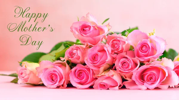 Pink roses on pink wood table, Mothers Day background closeup. — Stock Photo, Image