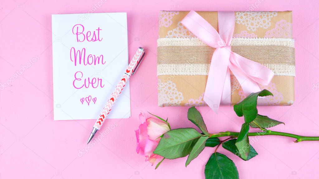 Mothers Day overhead with roses, Best Mom Ever card and gift on pink table.