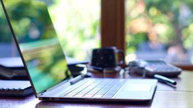 Pencereden yansımaları ile modern dokunmatik ekran laptop ile boş Masası.